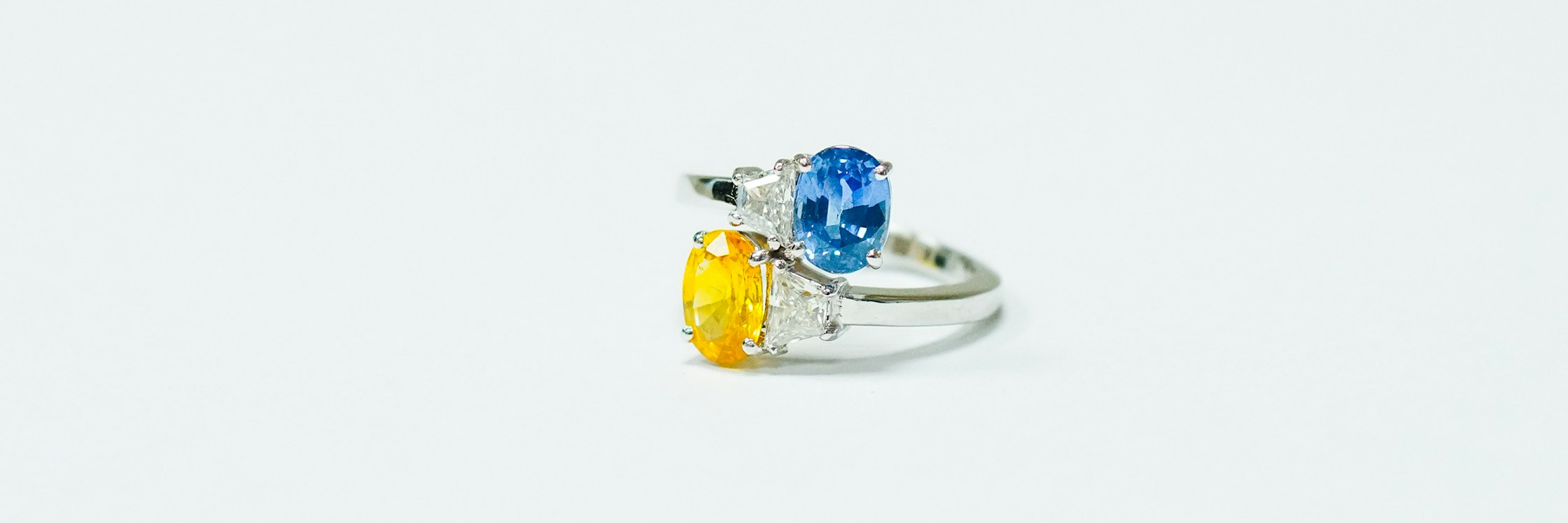 bague avec saphir bleu et jaune