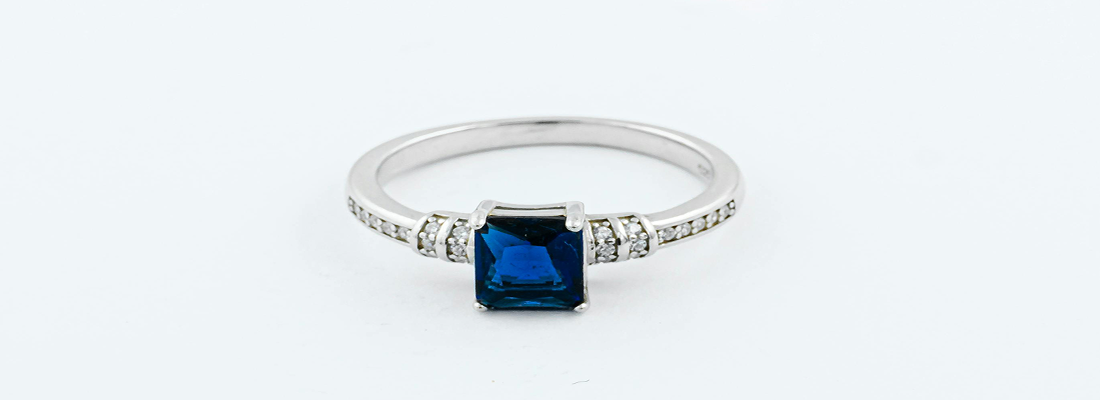 bague avec saphir bleu