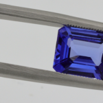 saphir bleu dans pince