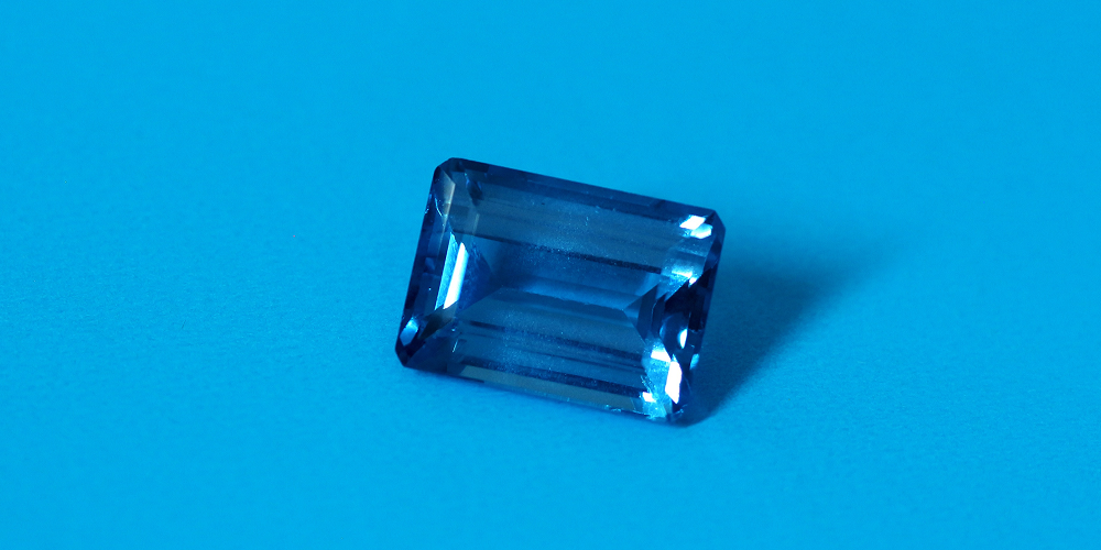 saphir bleu synthetique